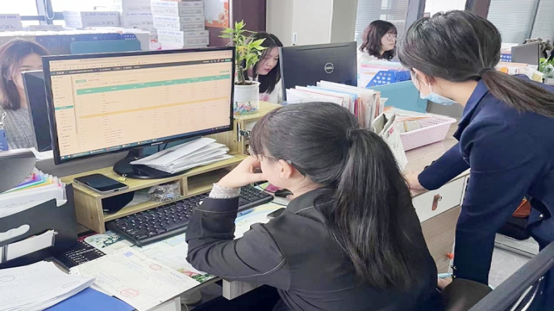 因分立公司持有股权所在公司的变更登记应提交哪些材料？